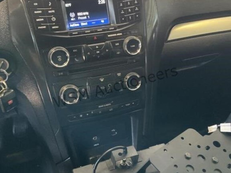 2017-ford-explorer-image-18