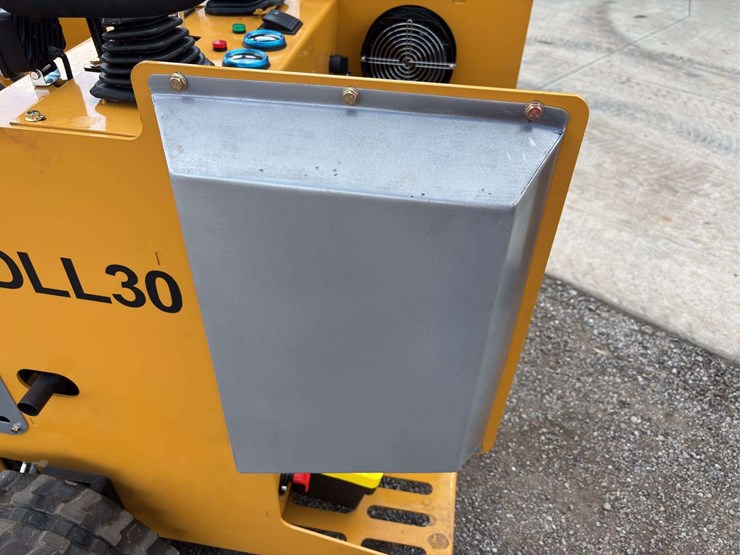 sdll30-stand-on-skid-loader-image-8