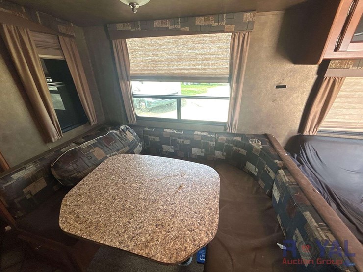 2015-revere-shasta-27db-5th-wheel-travel-trailer-image-11