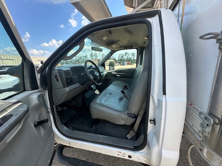 2003-ford-f550-image-37