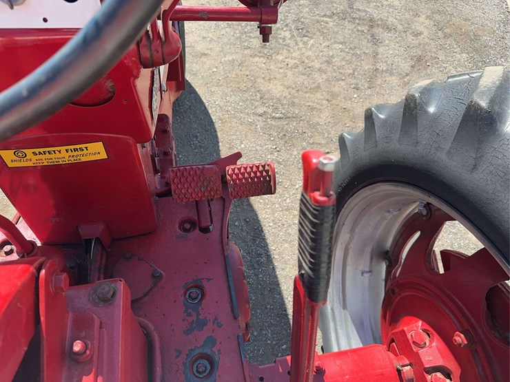 1955-farmall-400-2wd-tractor-image-30