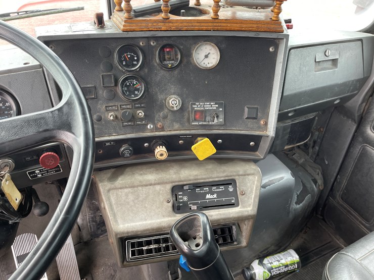 #4728-•-1995-mack-tri-axle-water-tank-truck-(has-wi-title)-image-67
