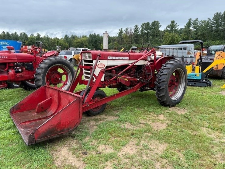 farmall-460-gas-tractor-with-loader-image-1