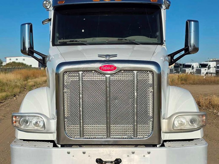 2017-peterbilt-567-image-2