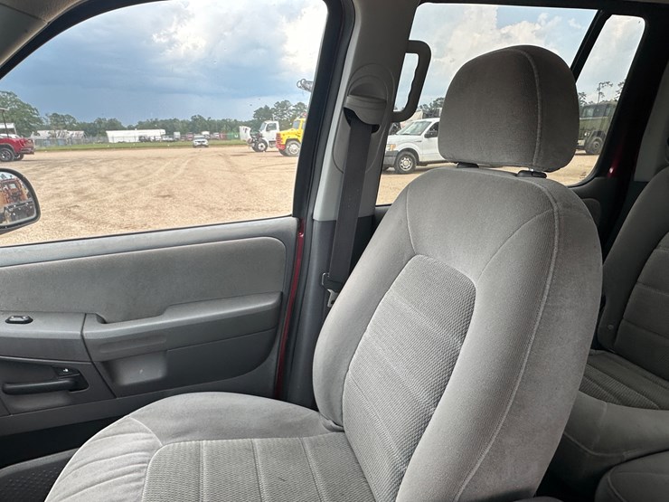 2005-ford-explorer-image-46