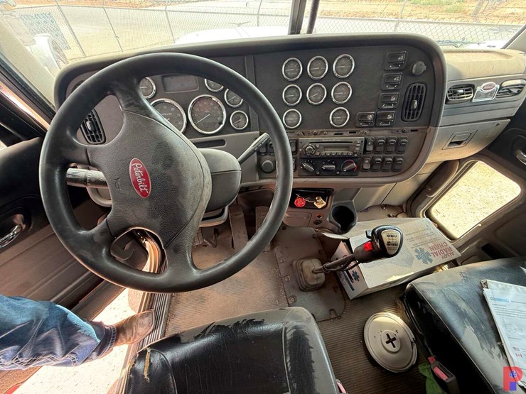 2013-peterbilt-388-image-15
