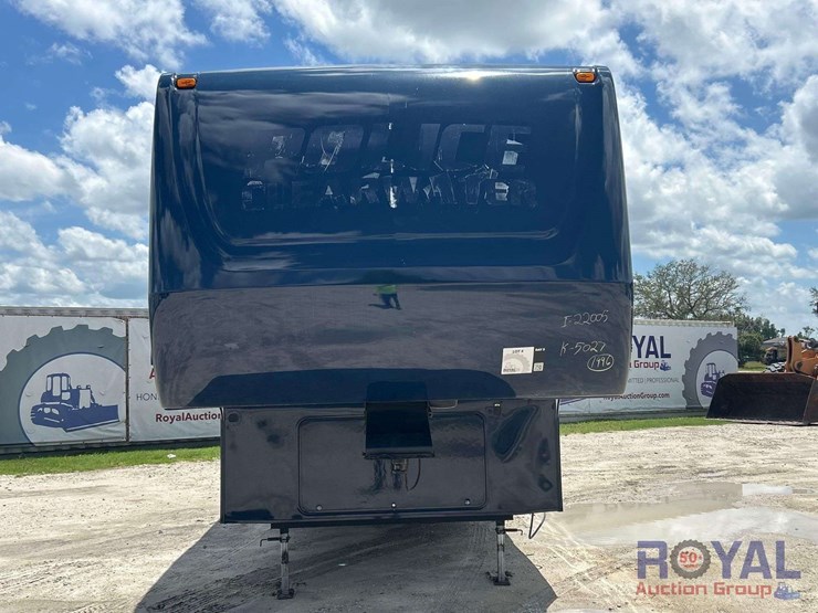 tri-axle-police-bunk-travel-trailer-image-31