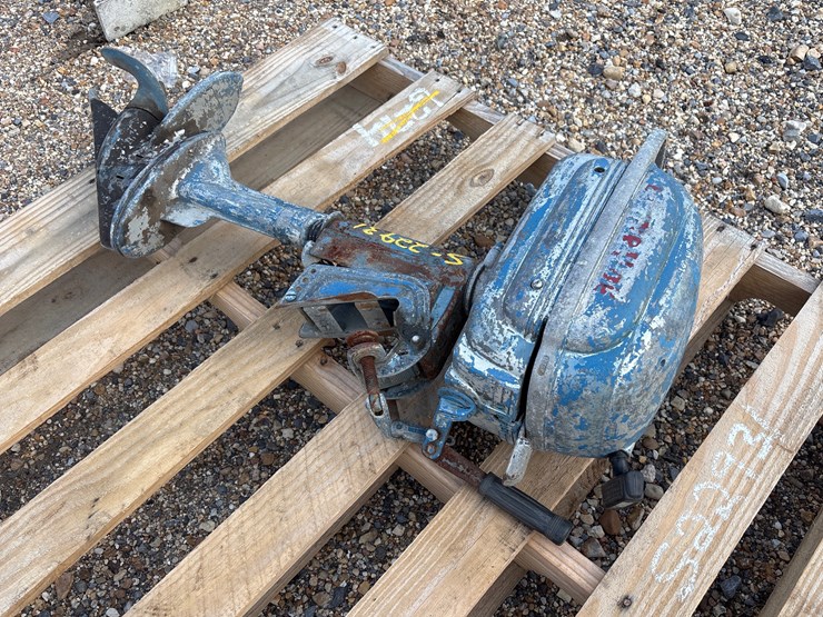 #22931-•-pallet-with-antique-3hp-evinrude-outboard-motor-image-3
