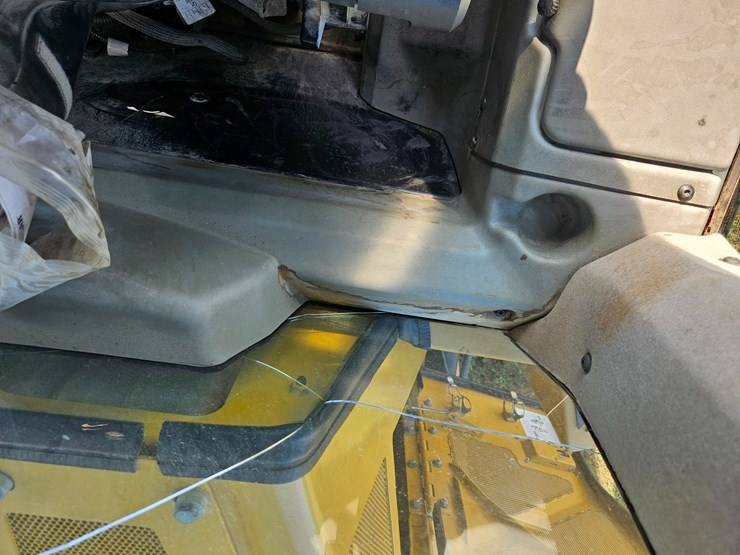 2014-caterpillar-953d-image-60