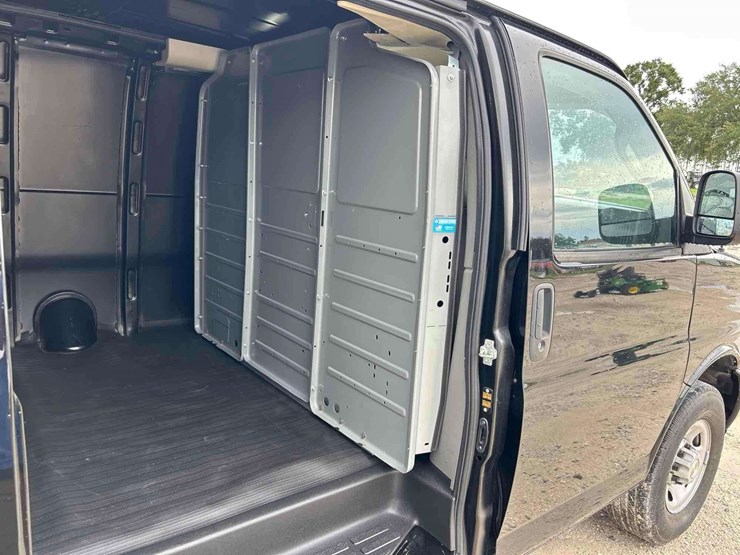 2023-chevrolet-express-2500-image-17