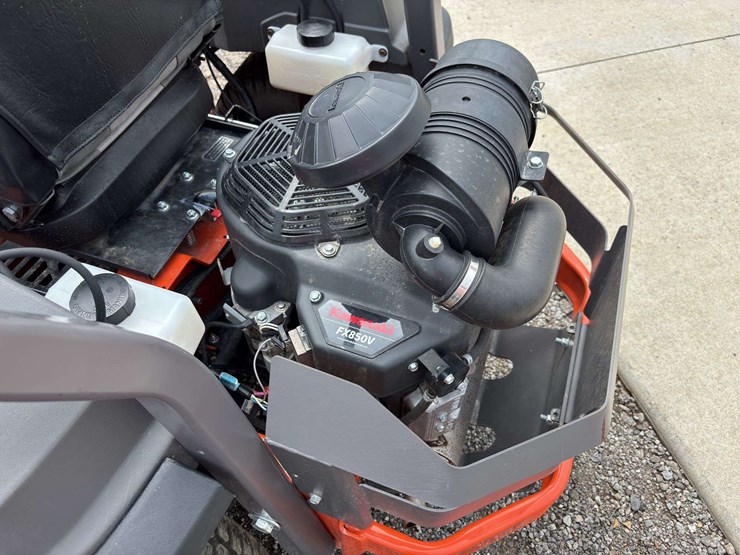2022-husqvarna-zero-turn-mower-image-13