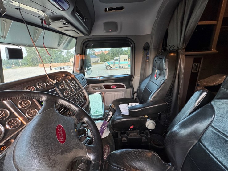 peterbilt-389-image-13