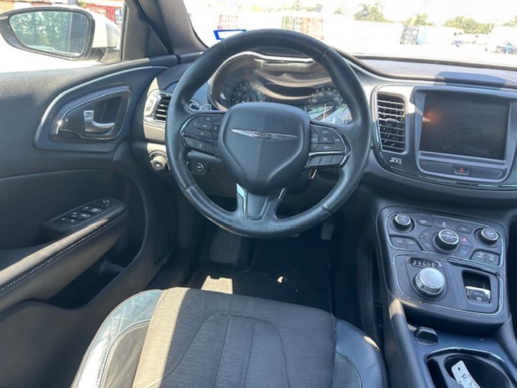 #23052-•-2015-chrysler-200s-image-33