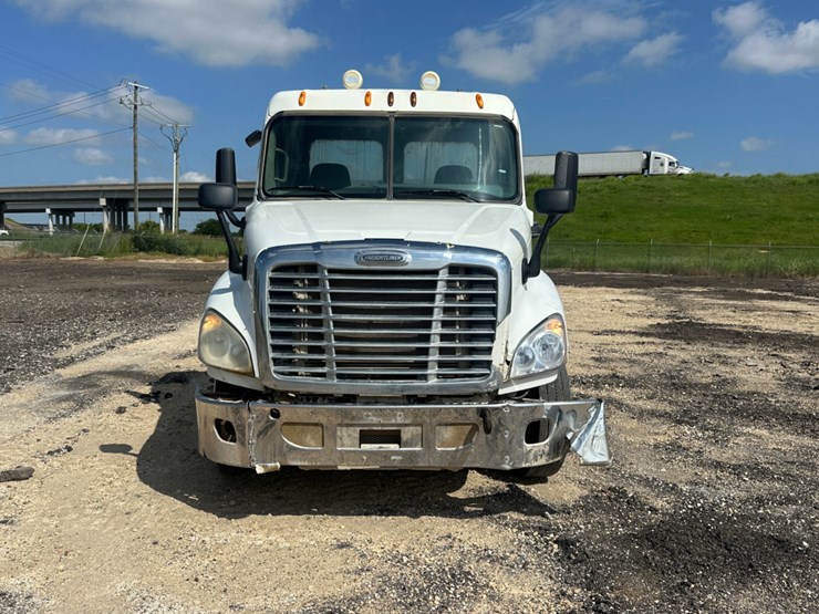 2012-freightliner-cascadia-image-2