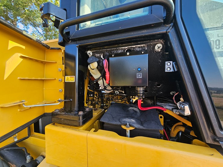 2014-caterpillar-953d-image-49