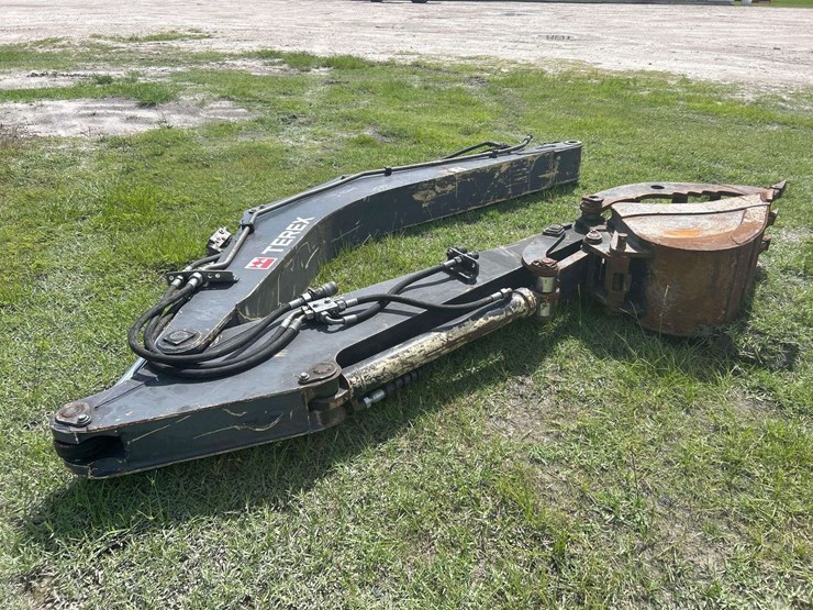 terex-loader-arm-with-bucket-image-3