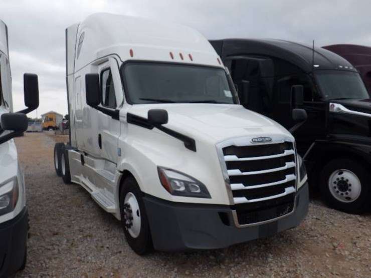 2022-freightliner-cascadia-126-image-2