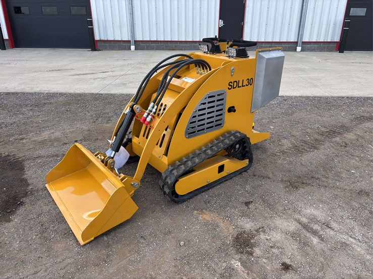 sdll30-stand-on-skid-loader-image-1