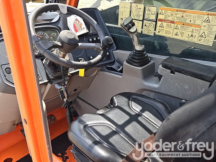 2019-jlg-1055-image-42