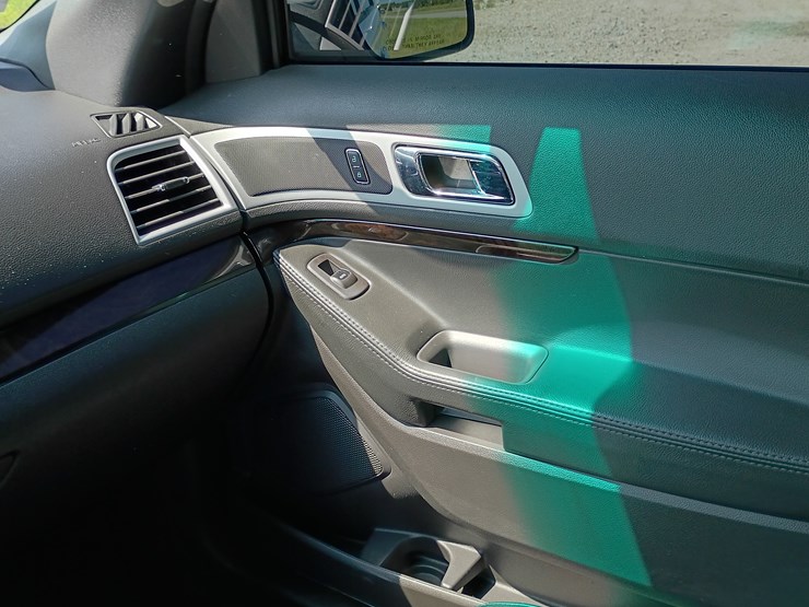 2013-ford-explorer-image-75