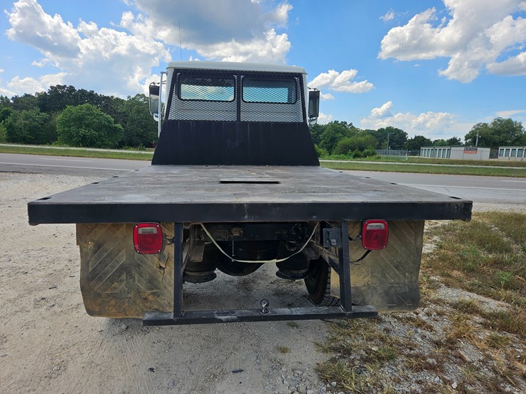 2002-freightliner-fl70-image-12