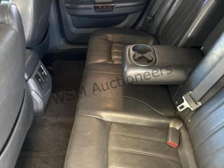 2009-chrysler-300-c-sdn-image-24