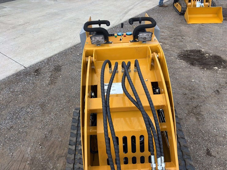 sdll30-stand-on-skid-loader-image-10