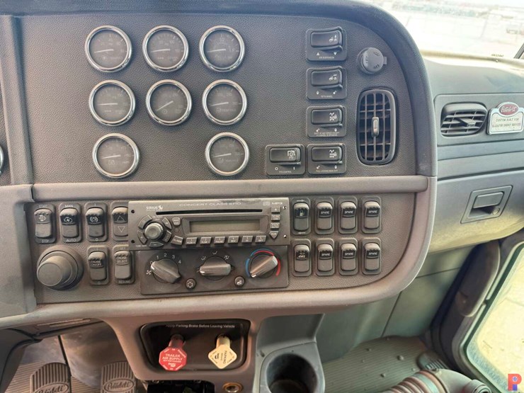 2013-peterbilt-388-image-15
