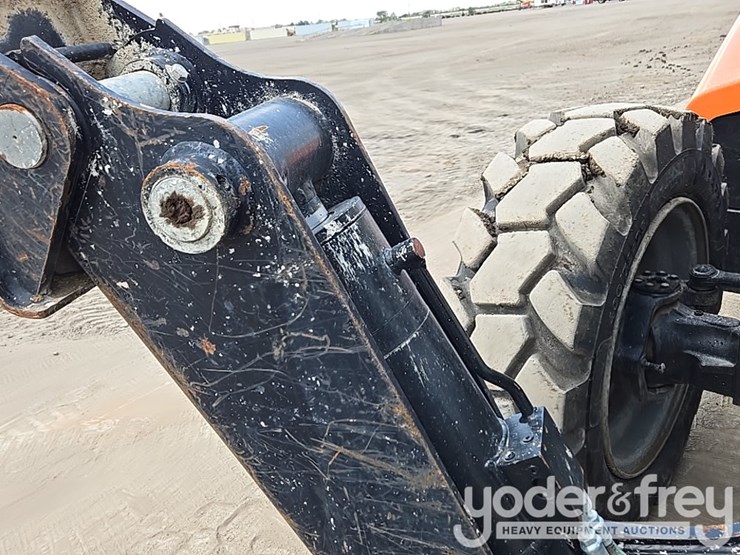 2019-jlg-1055-image-27