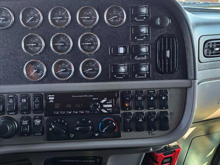 peterbilt-389-image-3