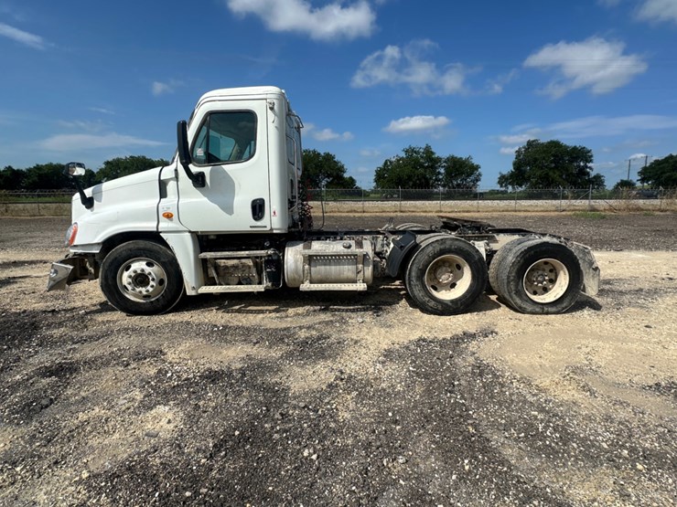 2012-freightliner-cascadia-image-8
