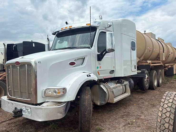 2020-peterbilt-567-image-1