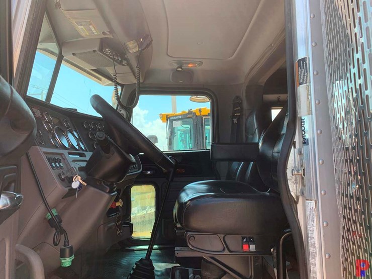 2013-peterbilt-388-image-38