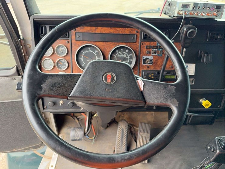 2001-kenworth-t300-image-51