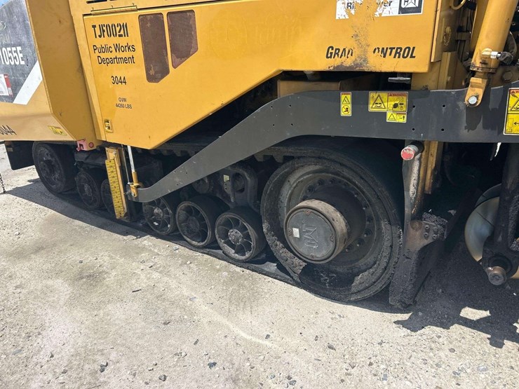 2012-caterpillar-at1055e-track-asphalt-paver-image-11