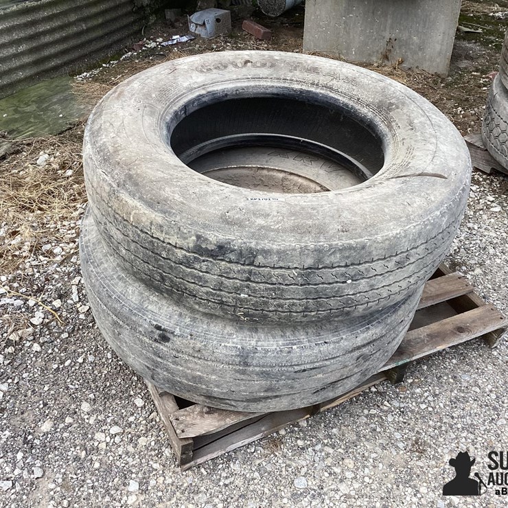 305/70R22.5 Tires & Rim