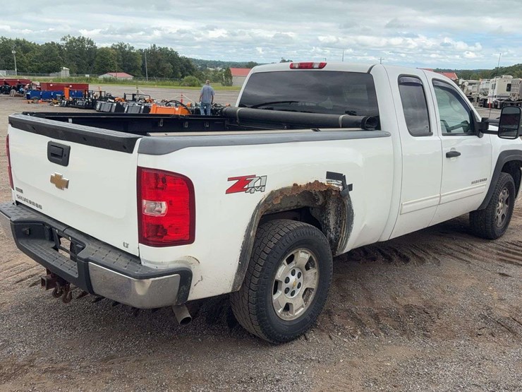 2011-chevrolet-silverado-image-3