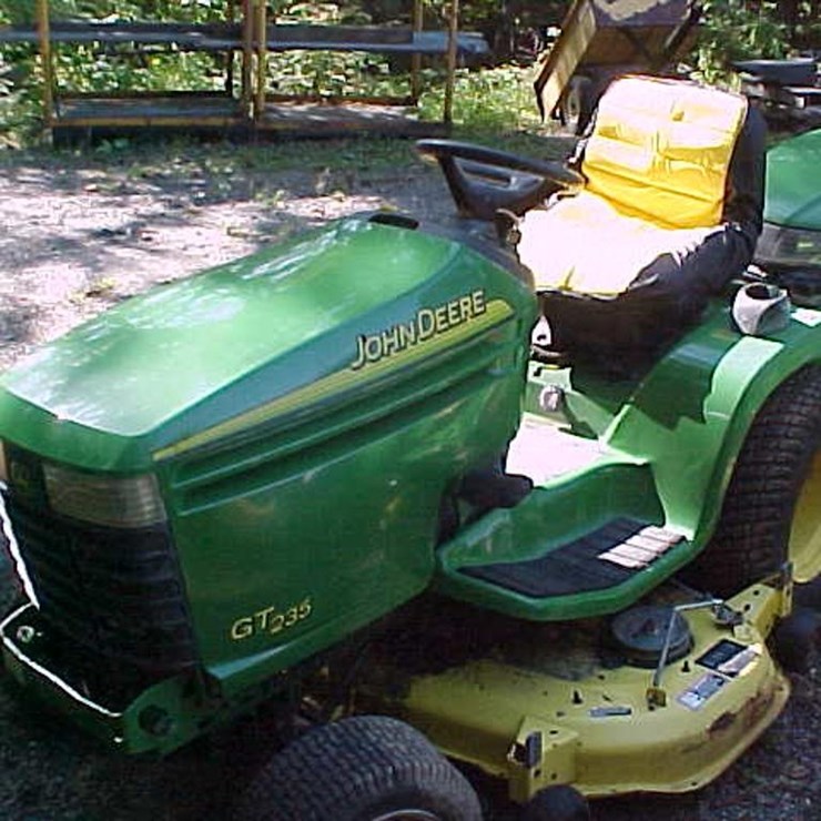 JOHN DEERE GT235