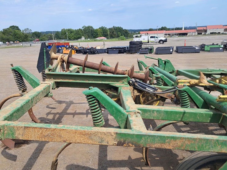 john-deere-12-image-10