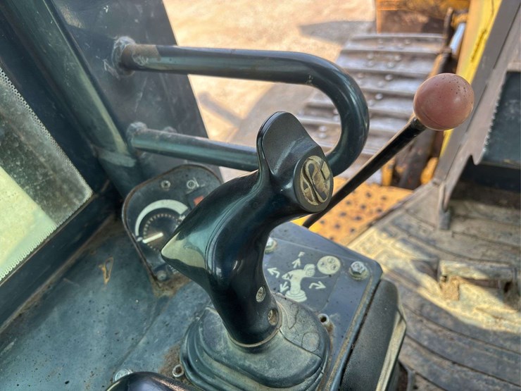 2005-deere-750j-image-28