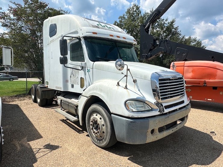 #22942-•-2005-freightliner-image-2