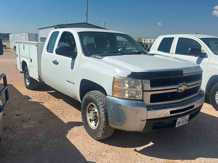 2010-chevrolet-silverado-3500-image-2
