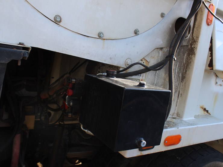 2005-freightliner-fl70-image-9