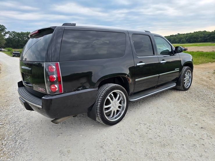 2011-gmc-yukon-xl-image-24