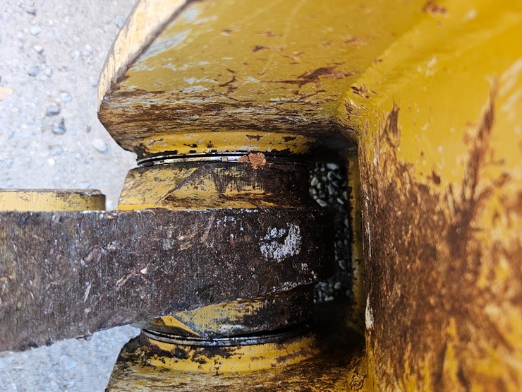 2014-caterpillar-953d-image-110