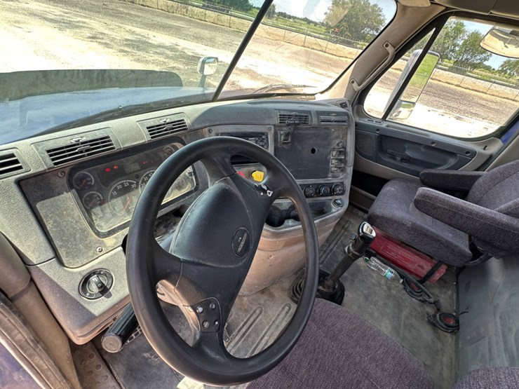 2013-freightliner-cascadia-image-16