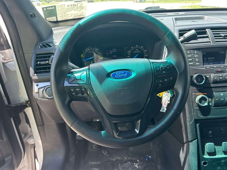 2016-ford-explorer-image-13