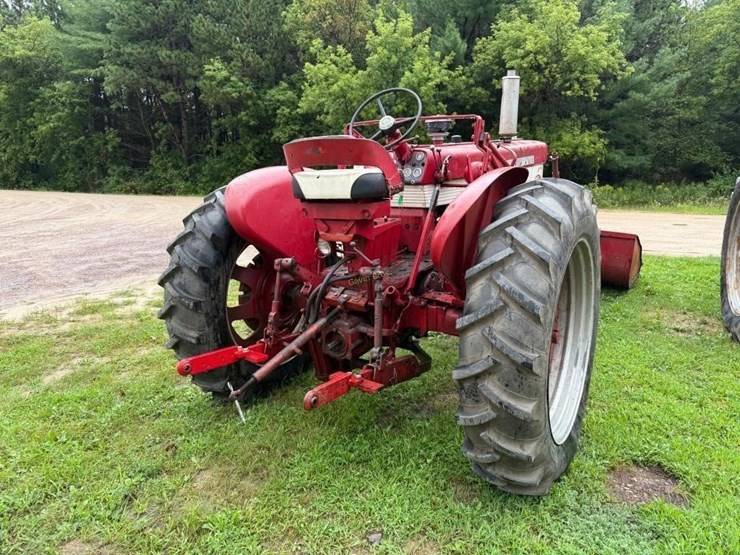 farmall-460-gas-tractor-with-loader-image-7