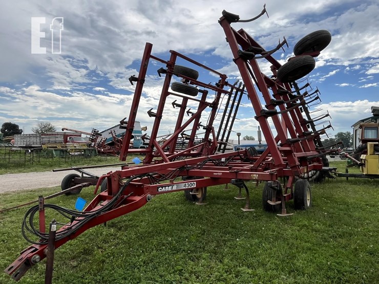 case-ih-4300-image-1