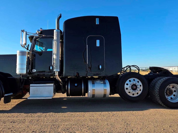 2015-peterbilt-389-image-8